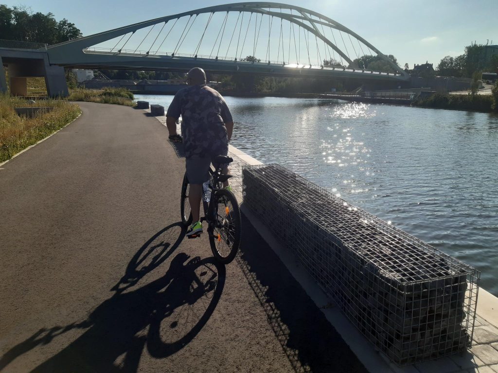 Bancs en gabion sur la fietssnelweg F20 le long du canal - Halle